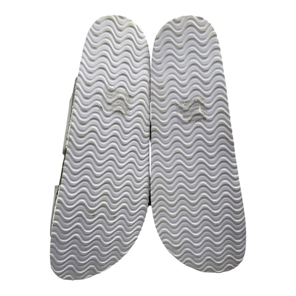 Steve Madden Metallic Silver Croc-Embossed Sandals Slip-On Size 9.5 Brand New - Picture 10 of 10